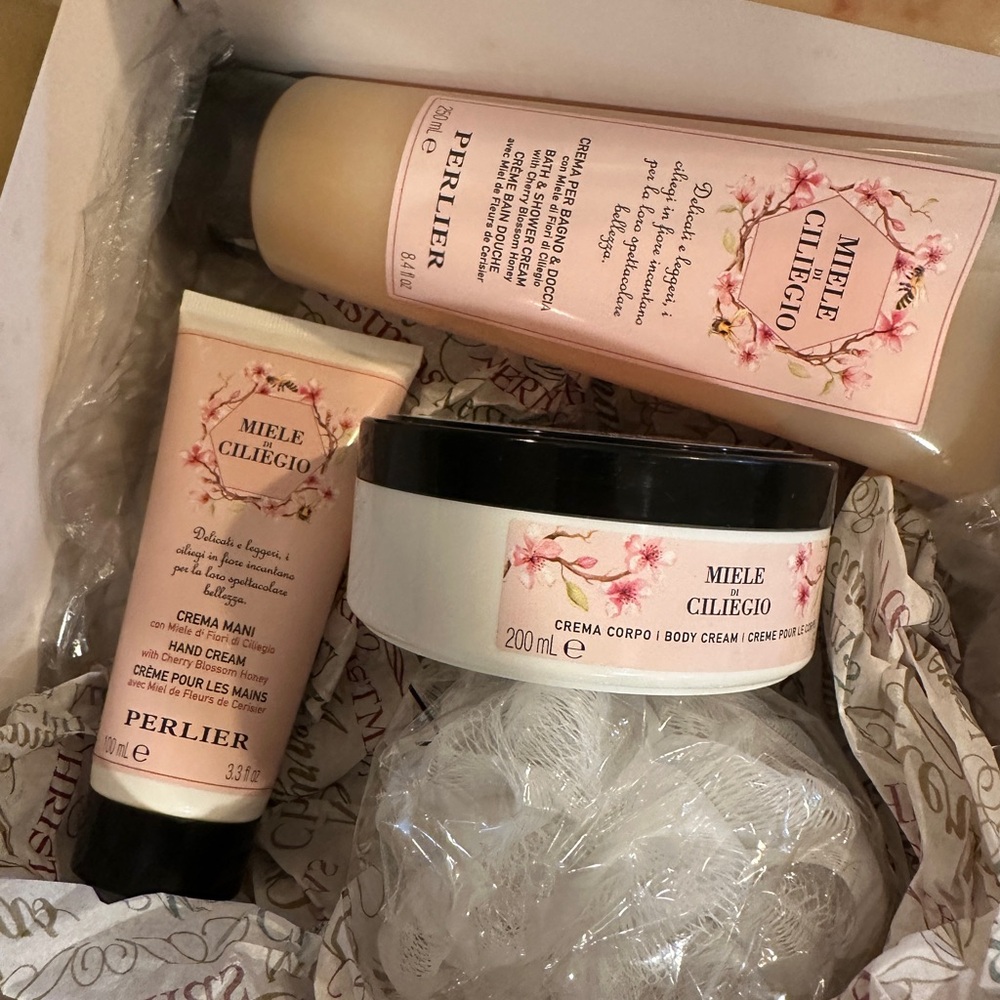 Perlier Miele Cherry blossom Gift Set in gorgeous gold box BRAND NEW gift set !! - Picture 4 of 5